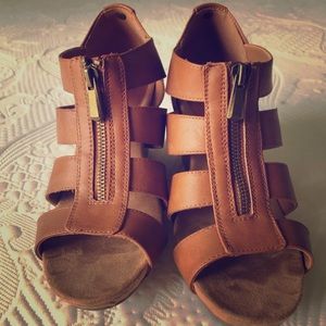 8.5 wedge zipper front sandals